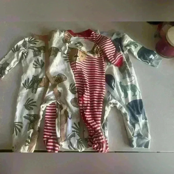 Sleep and play onesies - Picture 1 of 4